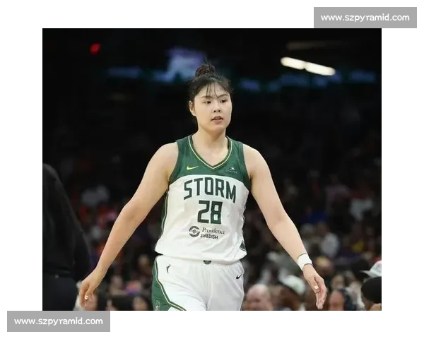 段冉:李月汝飞翼队目标稳定轮换 15-20 分钟成关键 段冉:李月汝飞翼队目标稳定轮换 15-20 分钟成关键