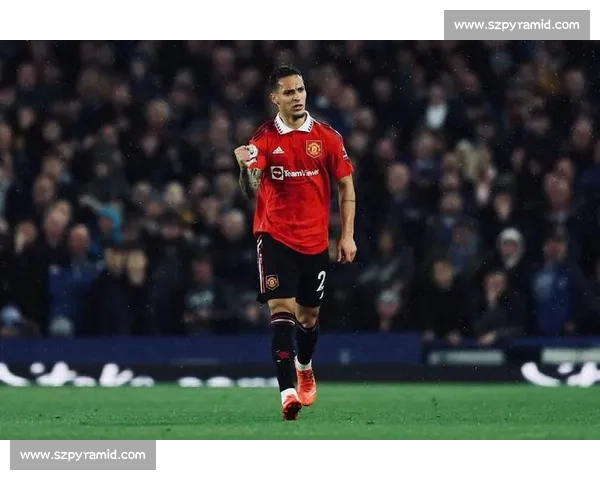 英超双雄竞逐里昂神锋！福法纳转会费或因降级缩水至 3000 万镑